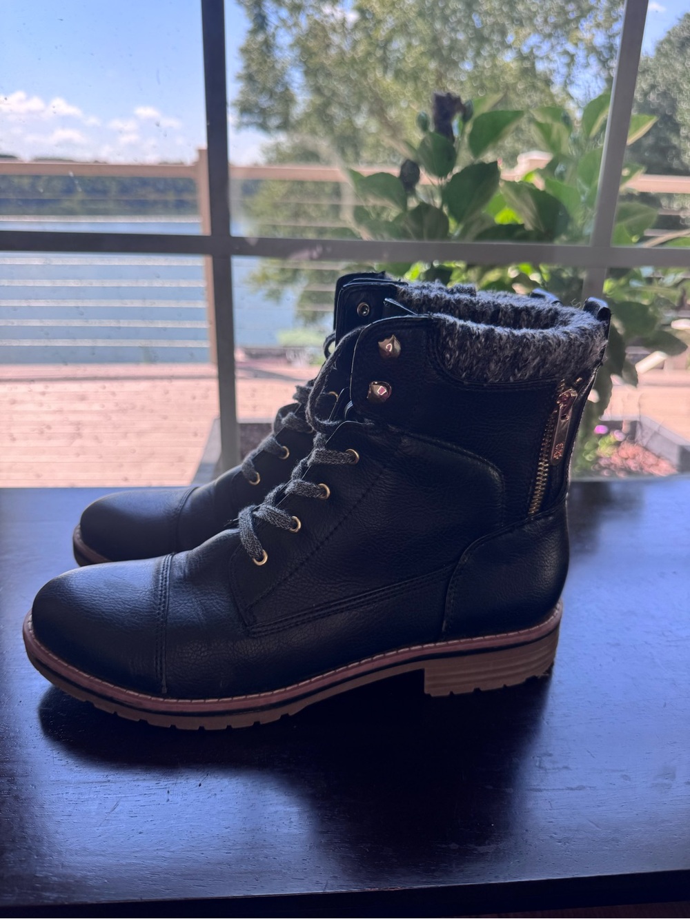 Tommy Hilfiger Black Lace Up Ankle Combat Boots w/ Gray Faux-Fur Collar 8.5